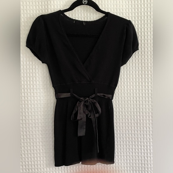 Sele V-Neck Sweater Top with Belt. Tag has been removed. Size Small - Picture 2 of 4